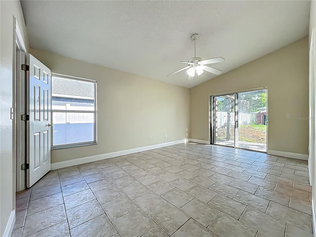 Empty room, Interior