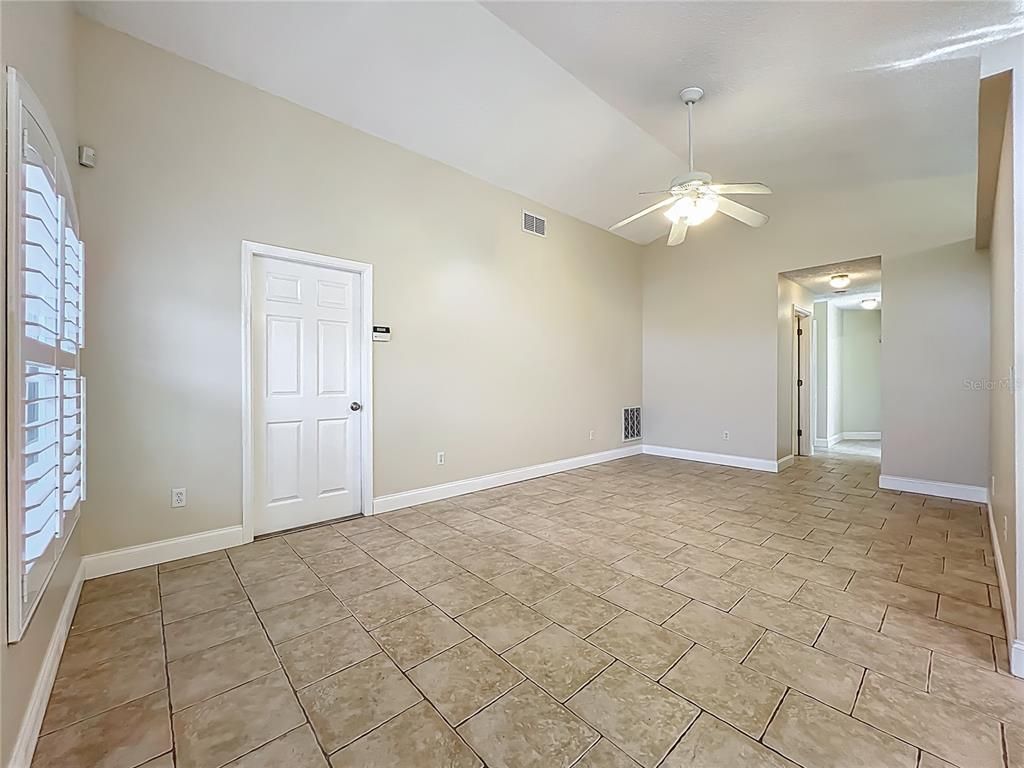 Empty room, Interior