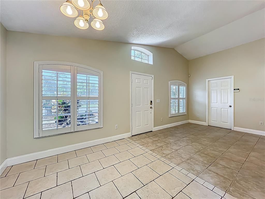 Empty room, Interior