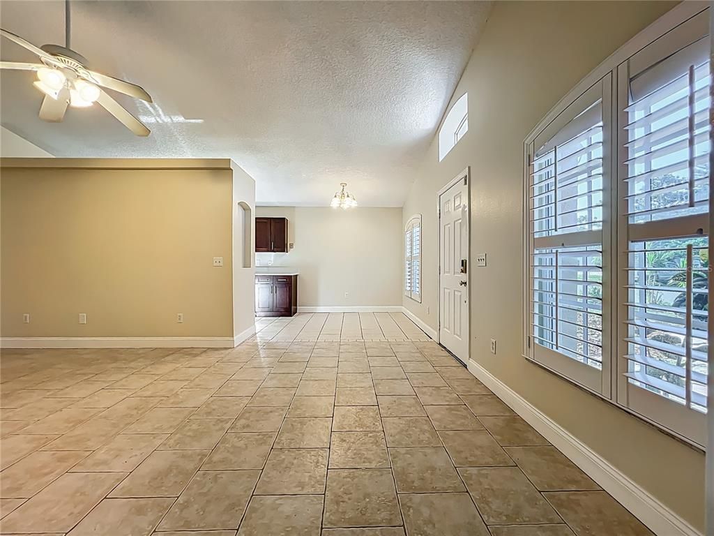Empty room, Interior