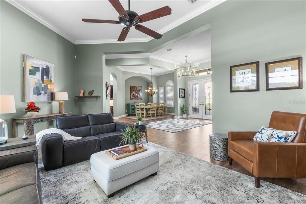 Chandelier, Dining room, Interior, Living room, Pendant Lights, Wood Texture Flooring