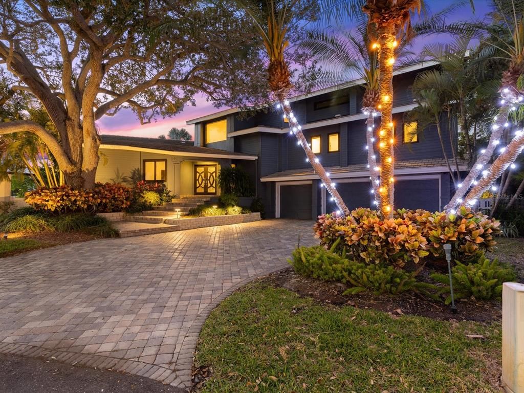 Attached, Exterior, Facade, Modern