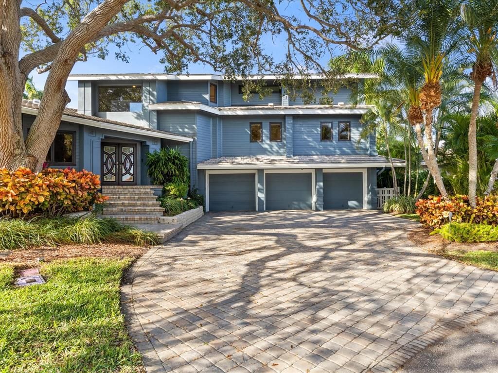 Attached, Exterior, Facade, Modern