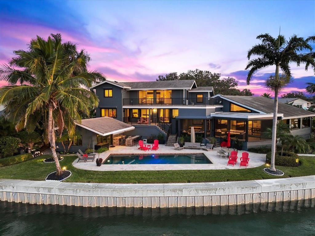 Exterior, Facade, Pool, Modern