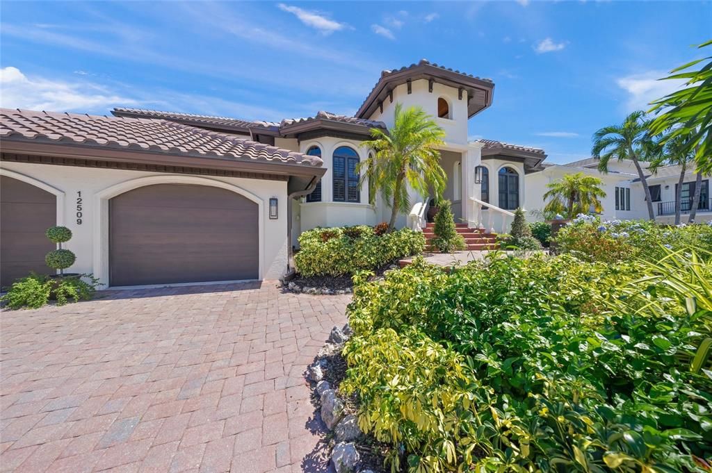 Attached, Exterior, Facade, Mediterranean