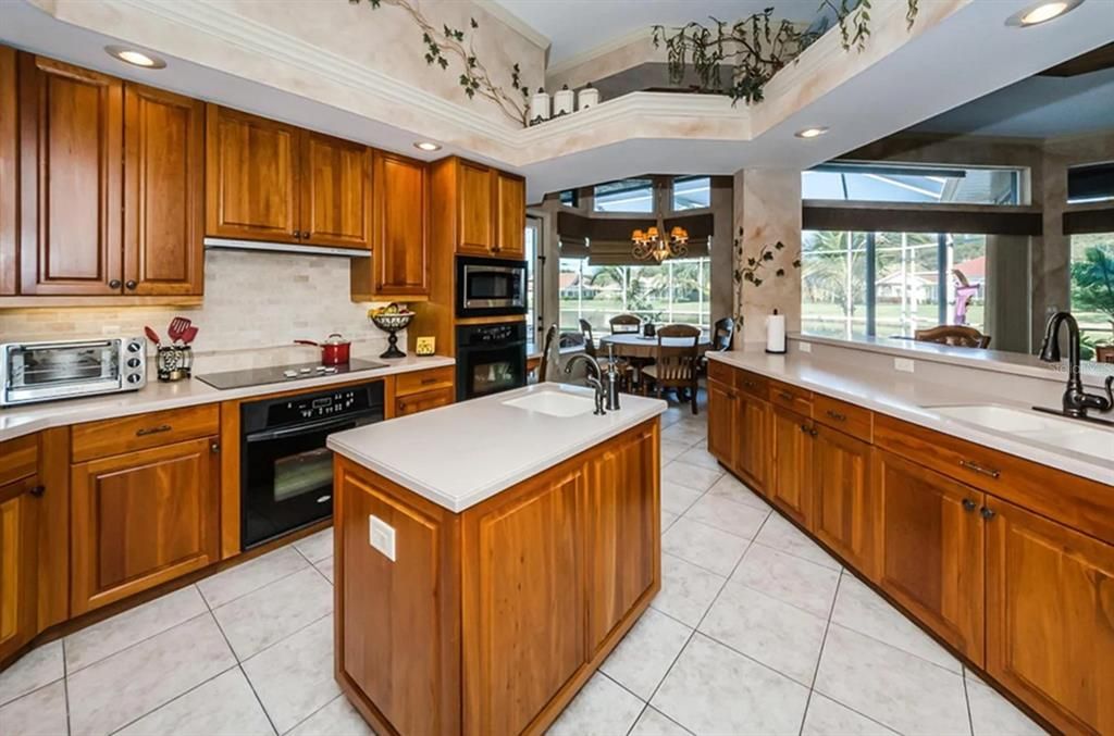 Chandelier, Dining room, Interior, Kitchen, Recessed Lighting, Stainless Steel Appliances