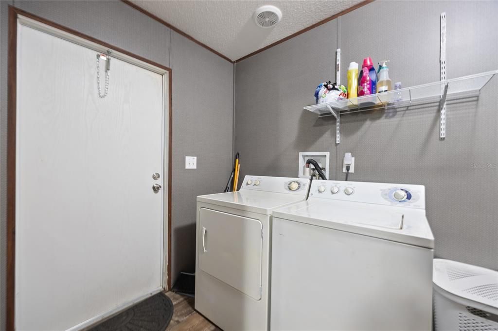 Interior, Utility Closets, Washer, Wood Texture Flooring