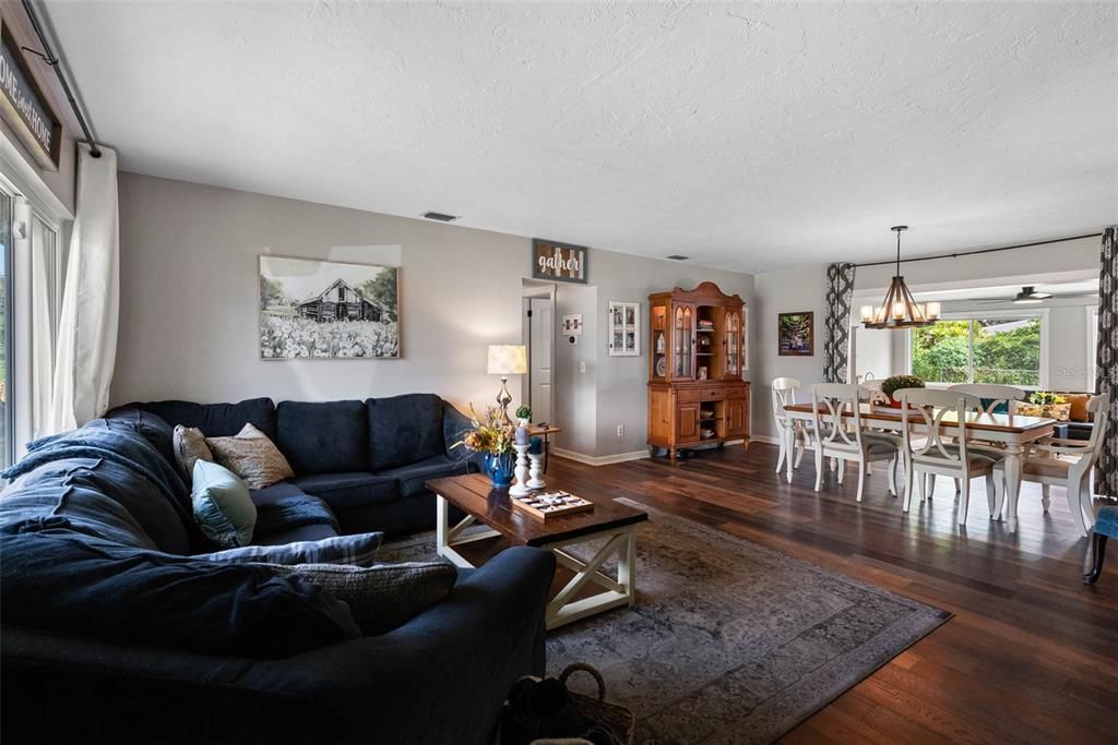 Chandelier, Dining room, Interior, Living room, Pendant Lights, Wood Texture Flooring