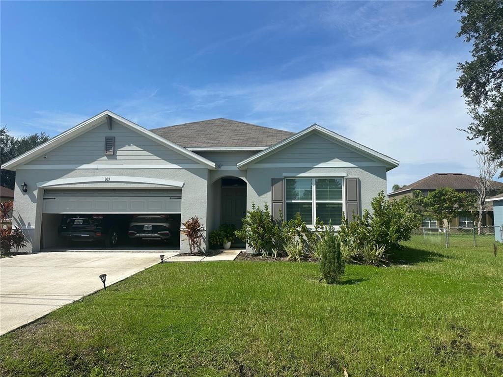 Attached, Exterior, Facade, Ranch