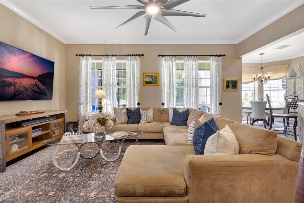 Chandelier, Dining room, Interior, Living room
