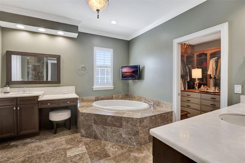 Bathroom, Dual Sink Vanities, Interior, Recessed Lighting