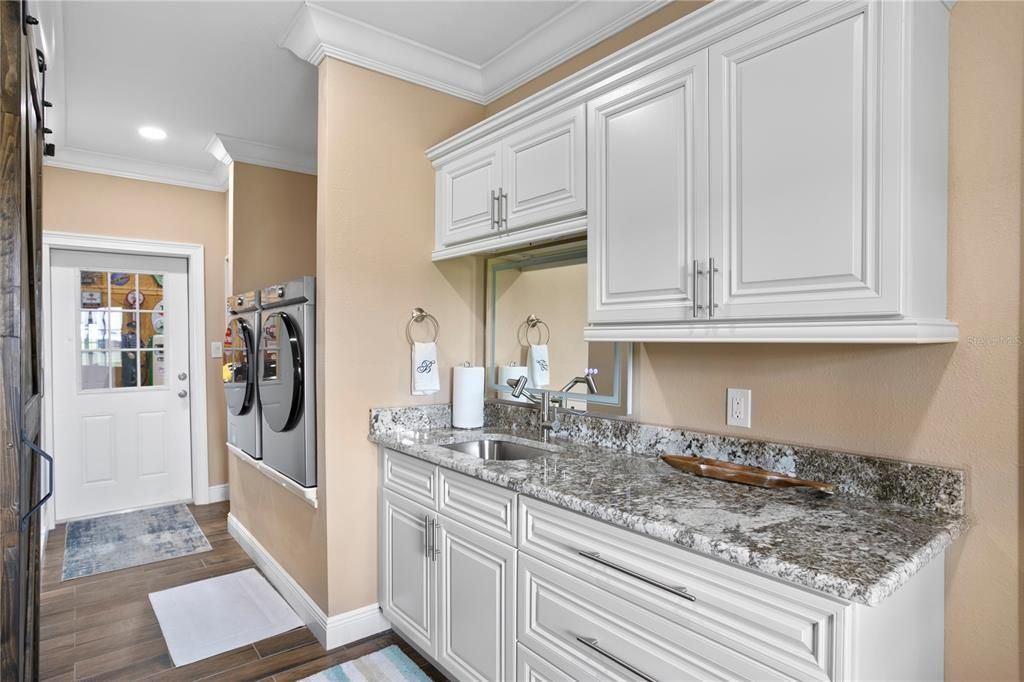 Interior, Recessed Lighting, Washer, Wood Texture Flooring