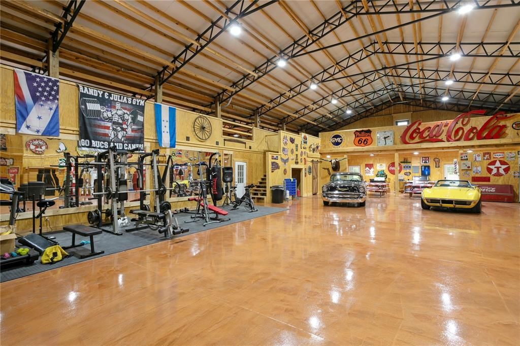 Fitness Equipment, Garage, Interior, Wooden Beams