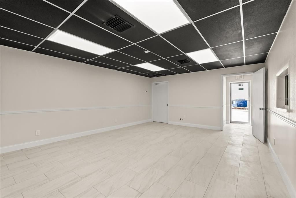 Empty room, Interior
