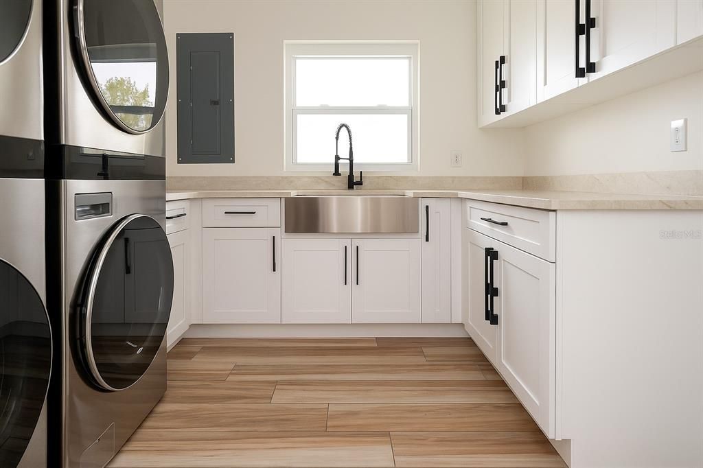 Interior, Stainless Steel Appliances, Washer, Wood Texture Flooring