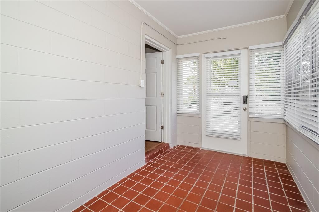 Empty room, Interior