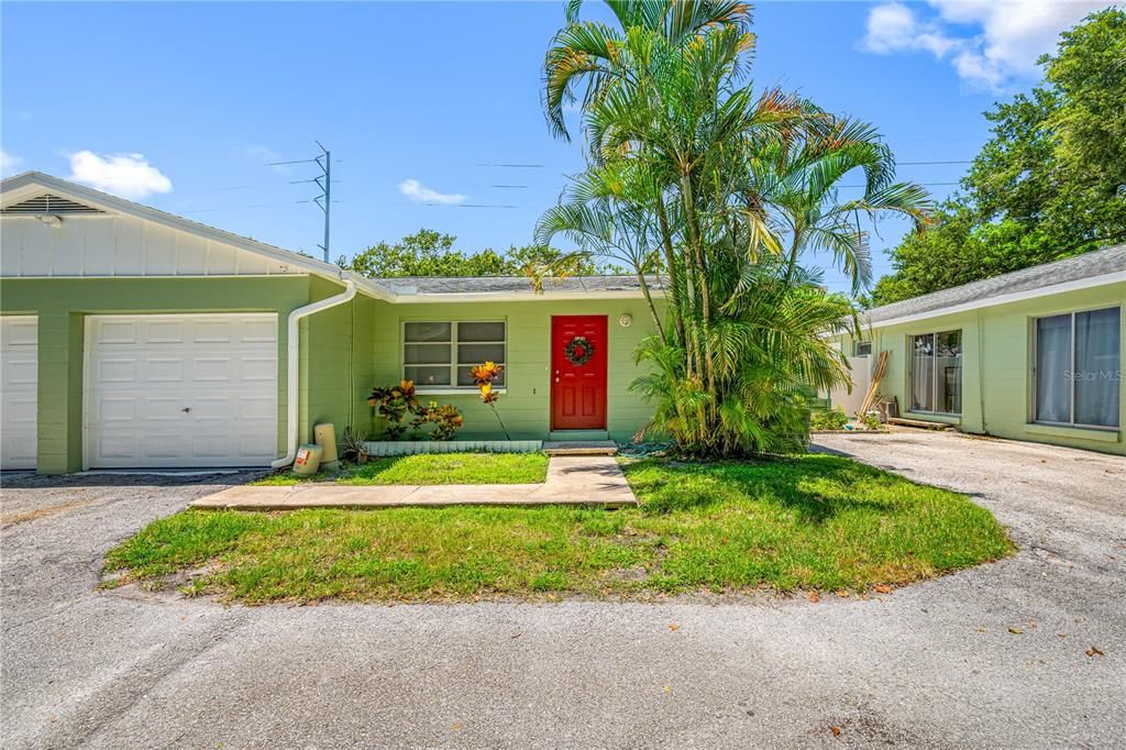 Attached, Exterior, Facade, Ranch