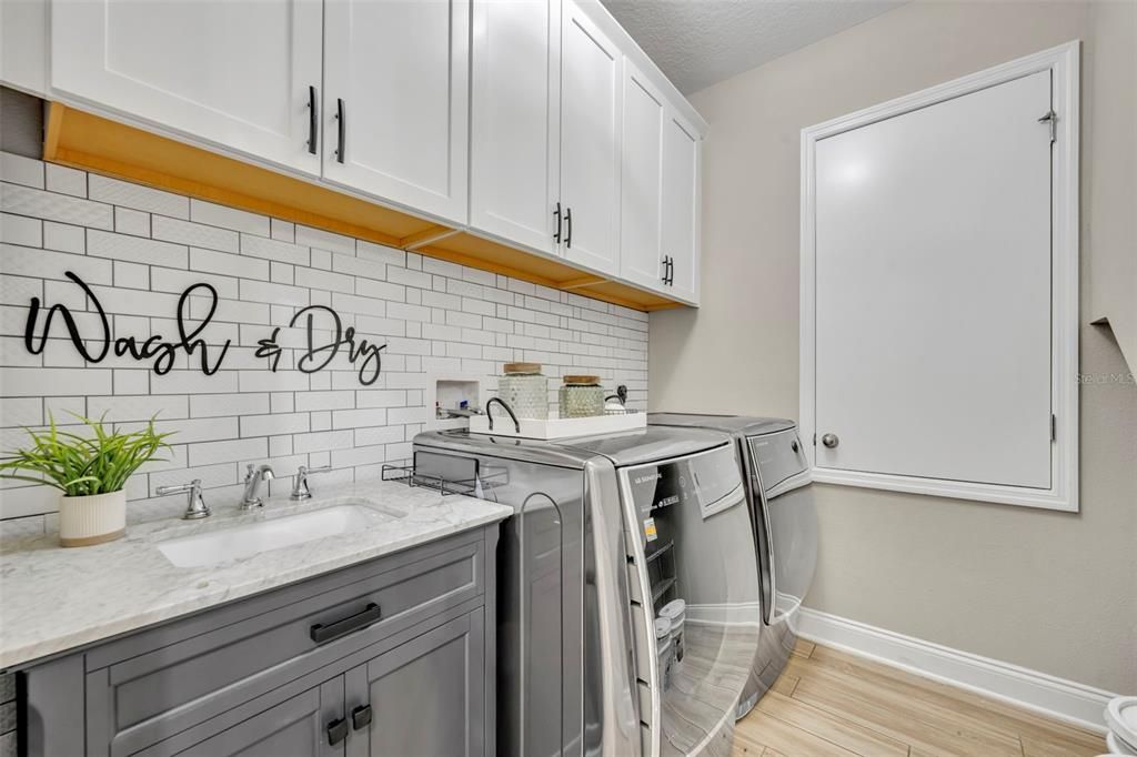 Interior, Washer, Wood Texture Flooring