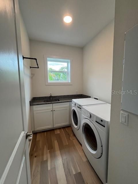 Interior, Recessed Lighting, Washer, Wood Texture Flooring