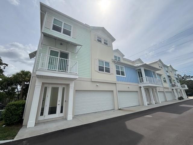 Attached, Exterior, Facade, Rowhouse