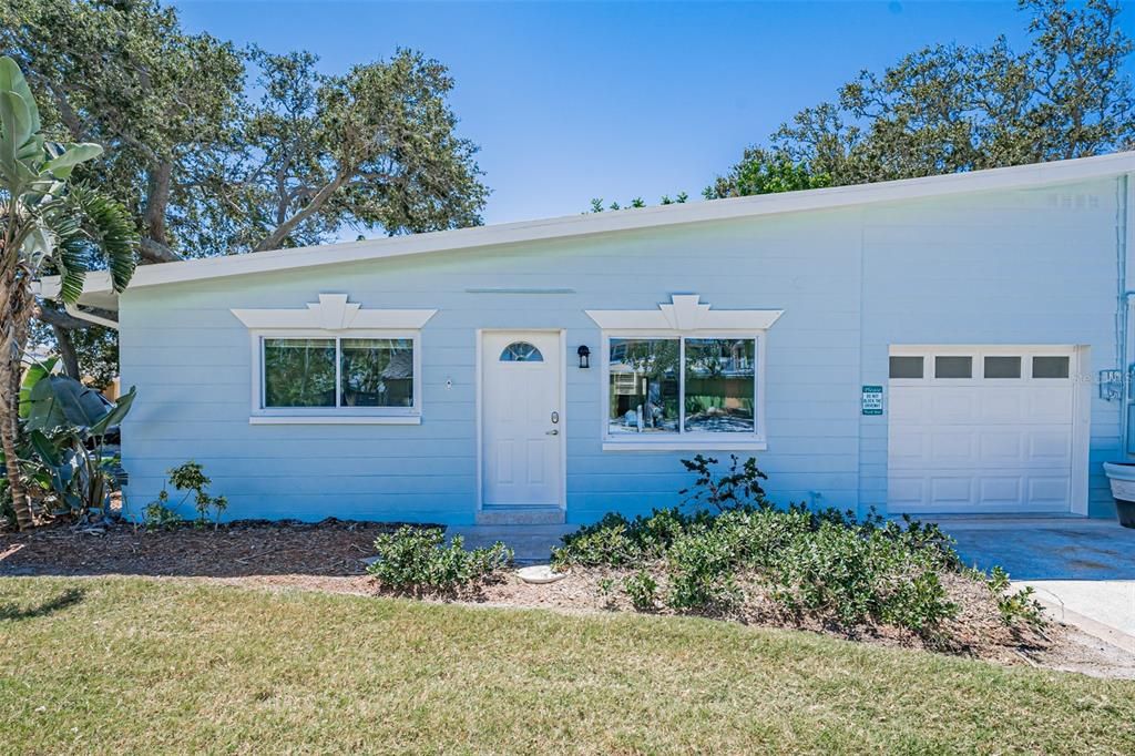 Attached, Exterior, Facade, None