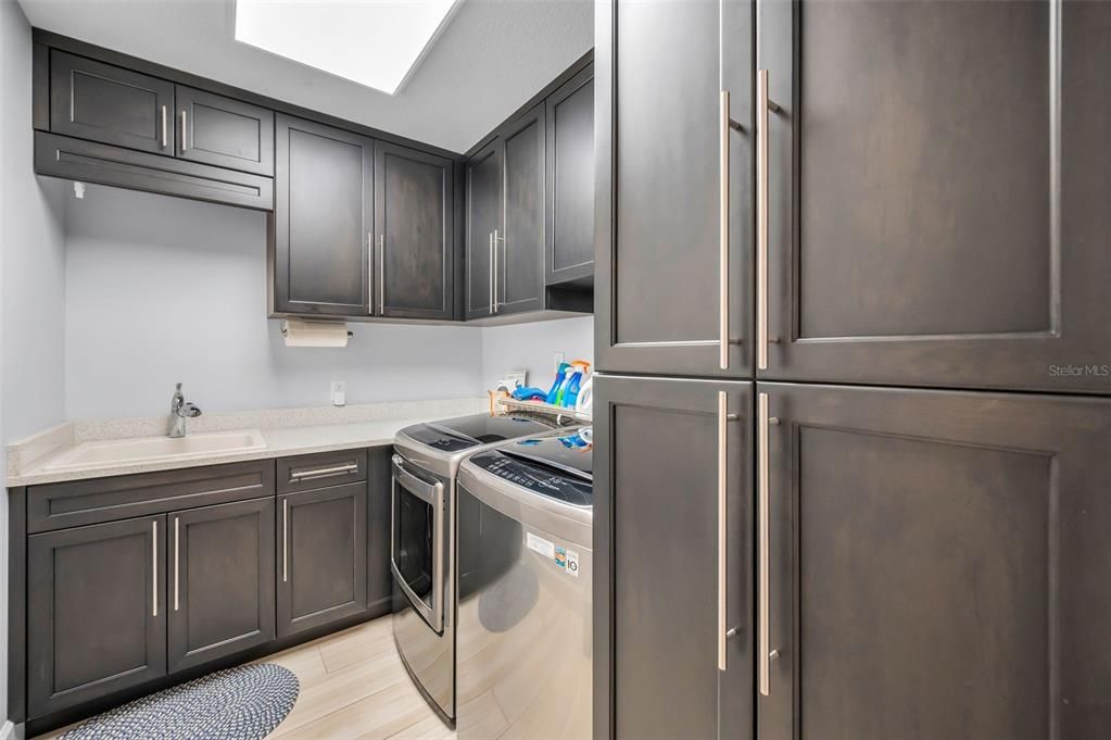 Interior, Washer, Wood Texture Flooring
