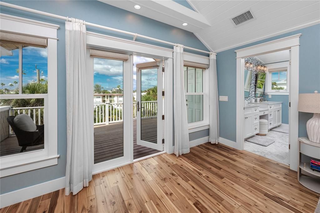 Bathroom, Interior, Recessed Lighting, Wood Texture Flooring