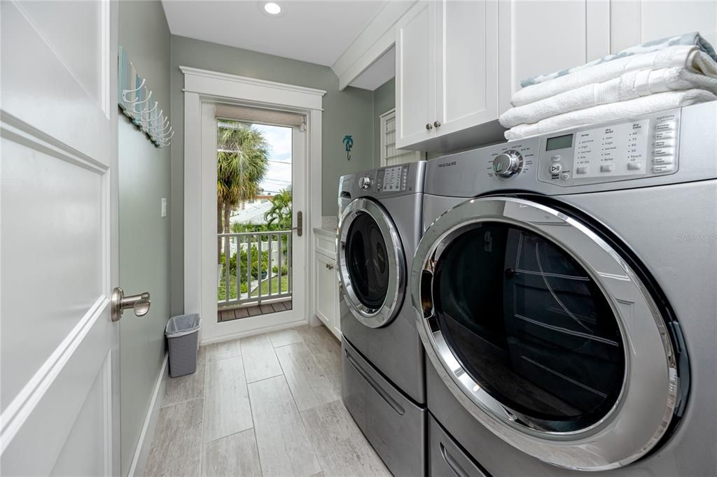 Interior, Recessed Lighting, Washer, Wood Texture Flooring