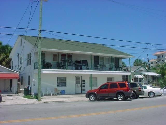 Exterior, Facade, Modern