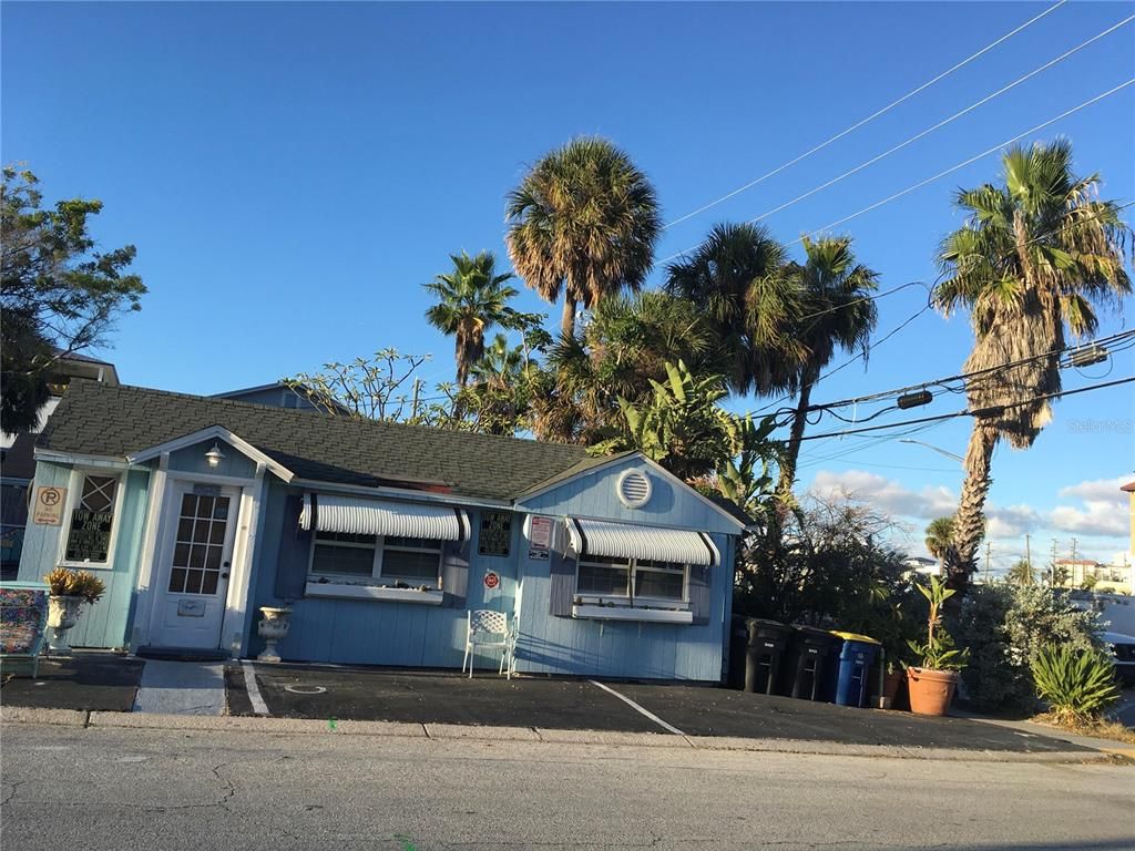 Exterior, Facade, Ranch