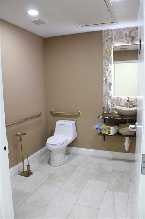 Bathroom, Interior, Recessed Lighting