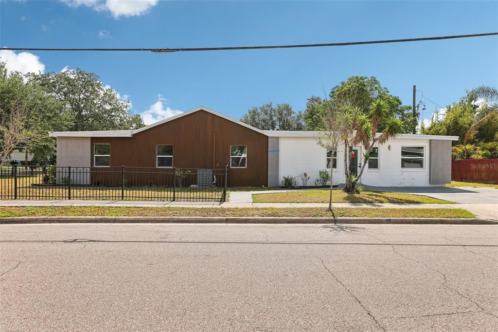 Exterior, Facade, Ranch