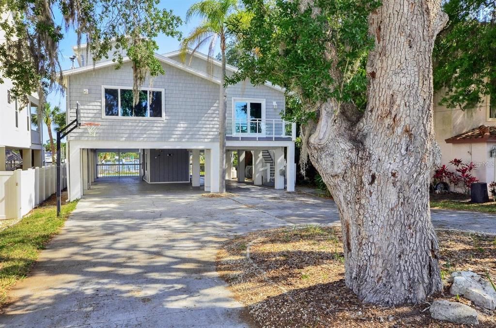 Exterior, Facade, Raised Ranch