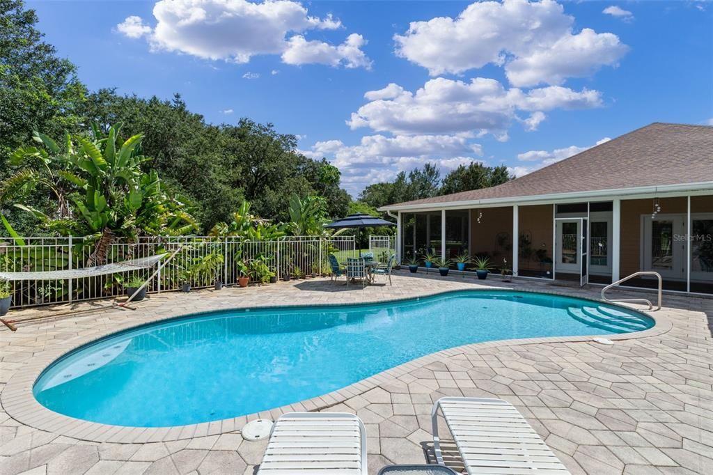 Exterior, Pool