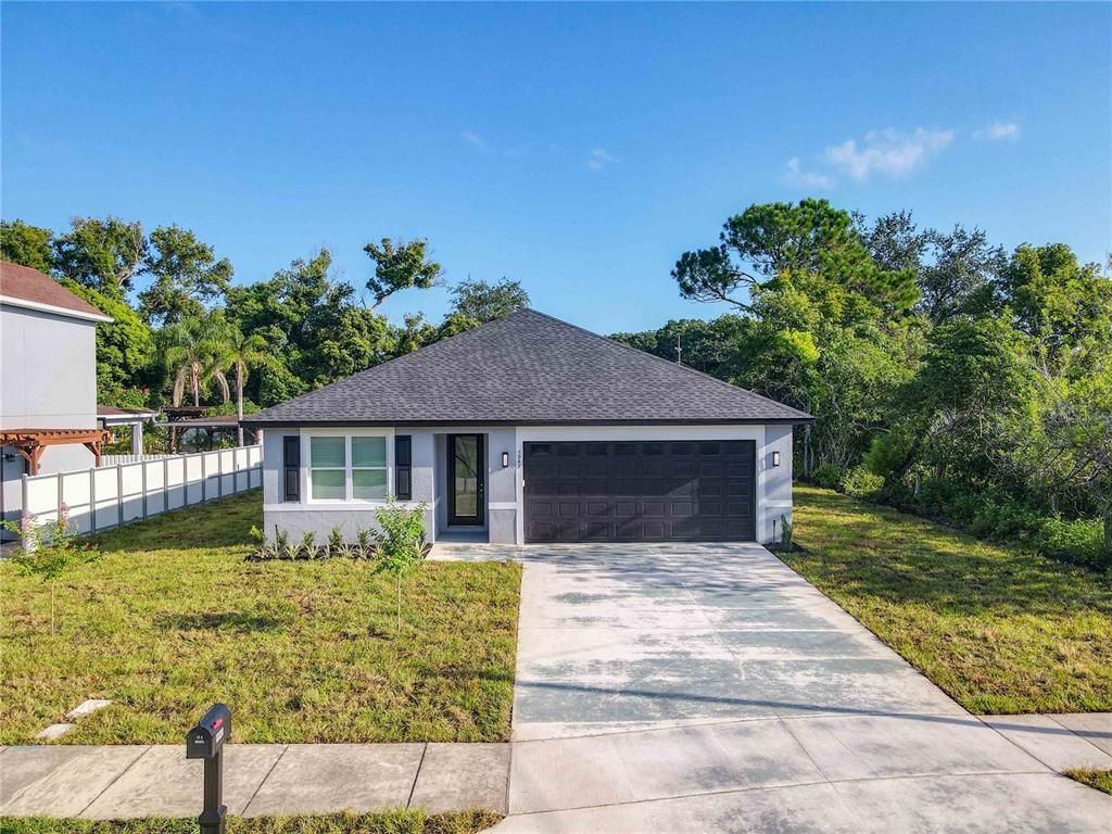 Attached, Exterior, Facade, Ranch