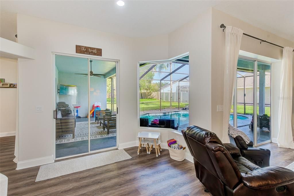 Interior, Living room, Recessed Lighting, Sun Room, Wood Texture Flooring