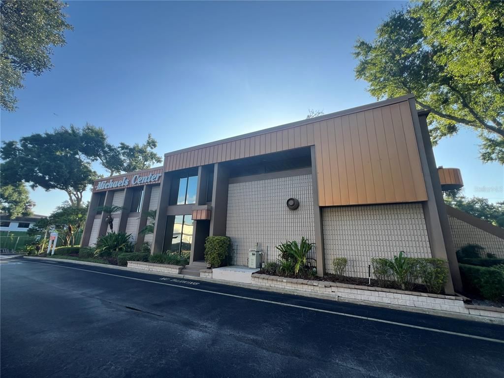 Exterior, Facade, Modern
