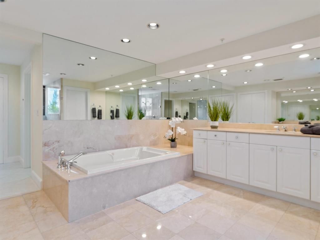 Bathroom, Dual Sink Vanities, Interior, Recessed Lighting