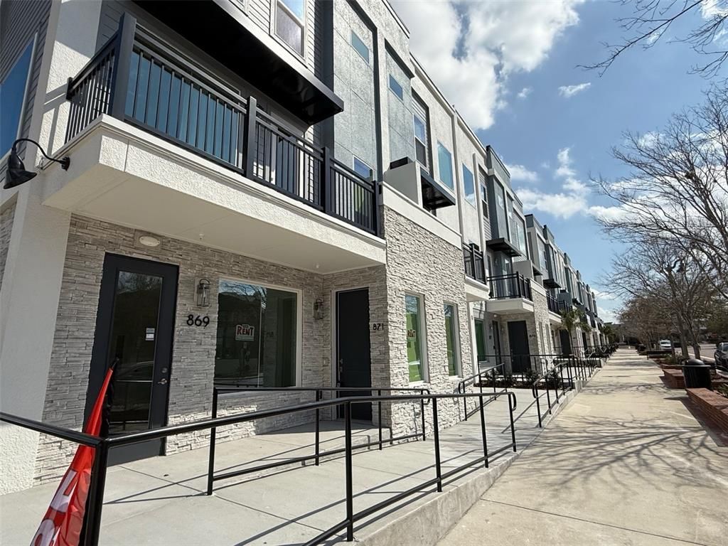 Exterior, Facade, Brick Facade, Rowhouse