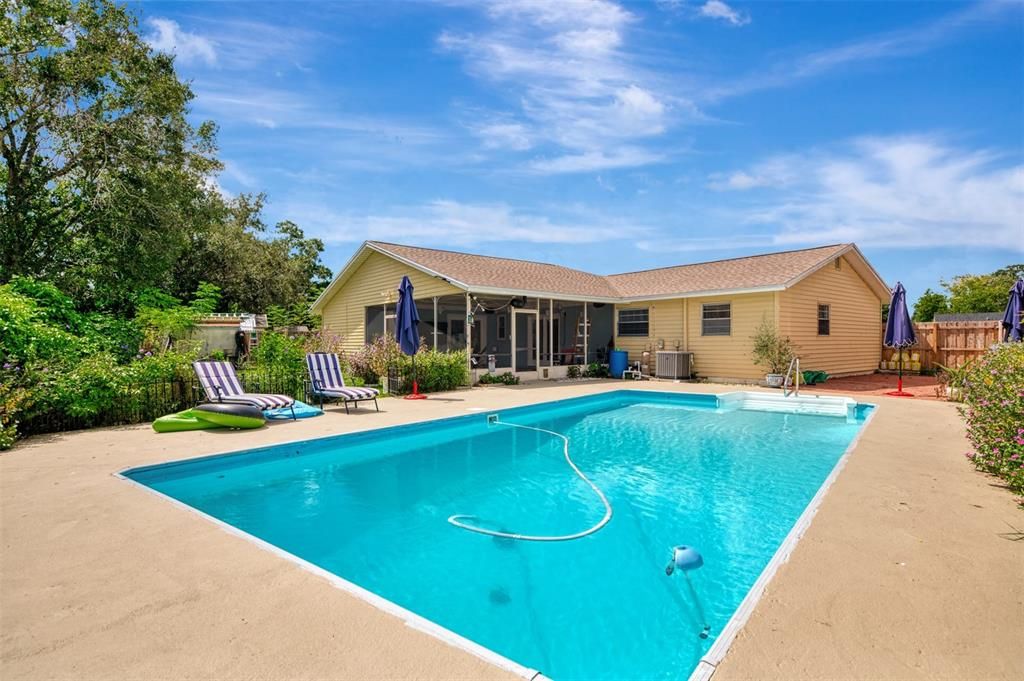 Exterior, Pool