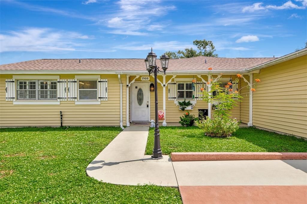 Exterior, Facade, Ranch