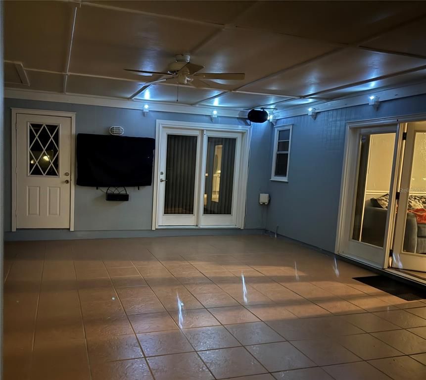 Empty room, Interior
