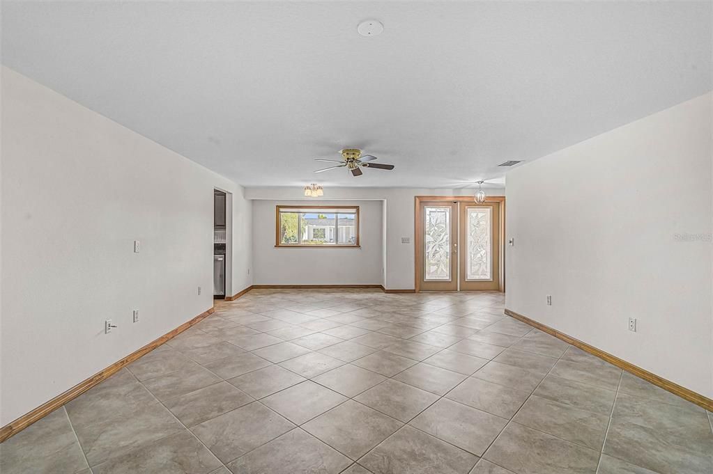 Empty room, Interior