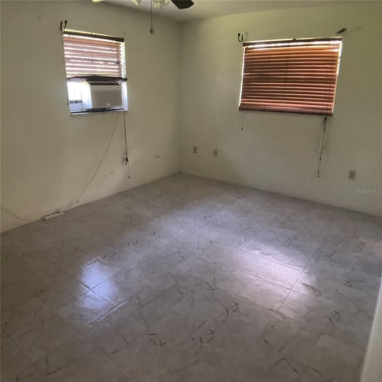 Empty room, Interior