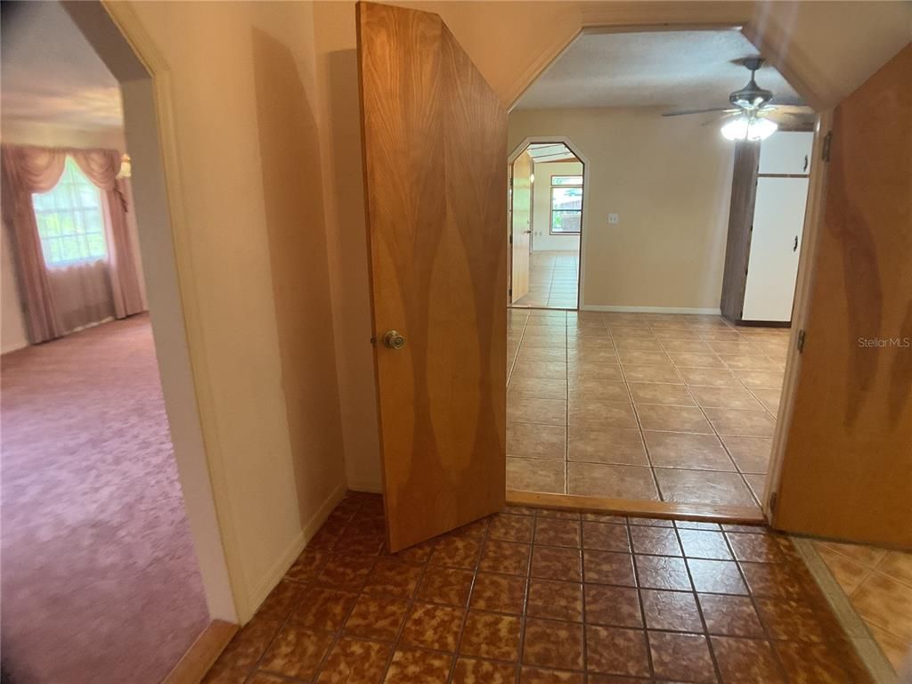 Empty room, Interior