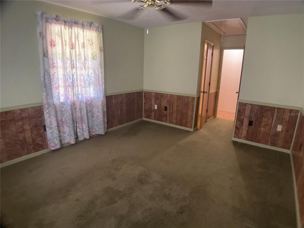 Empty room, Interior
