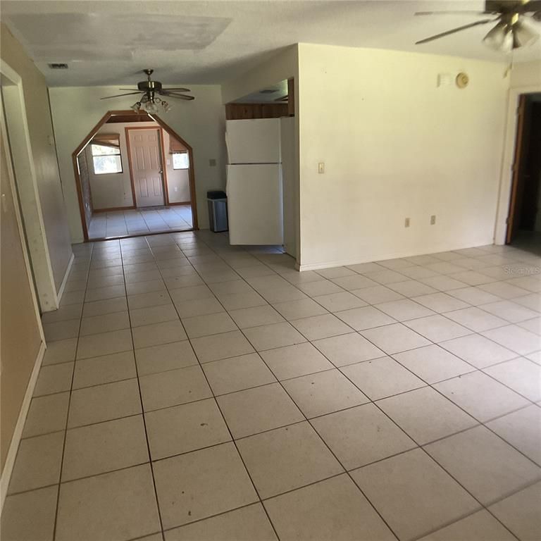 Empty room, Interior