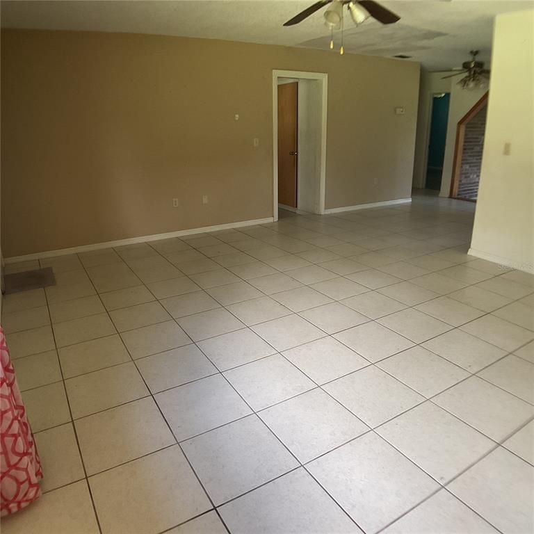Empty room, Interior