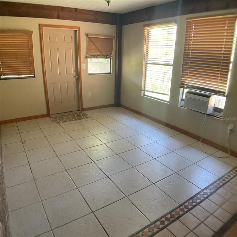 Empty room, Interior