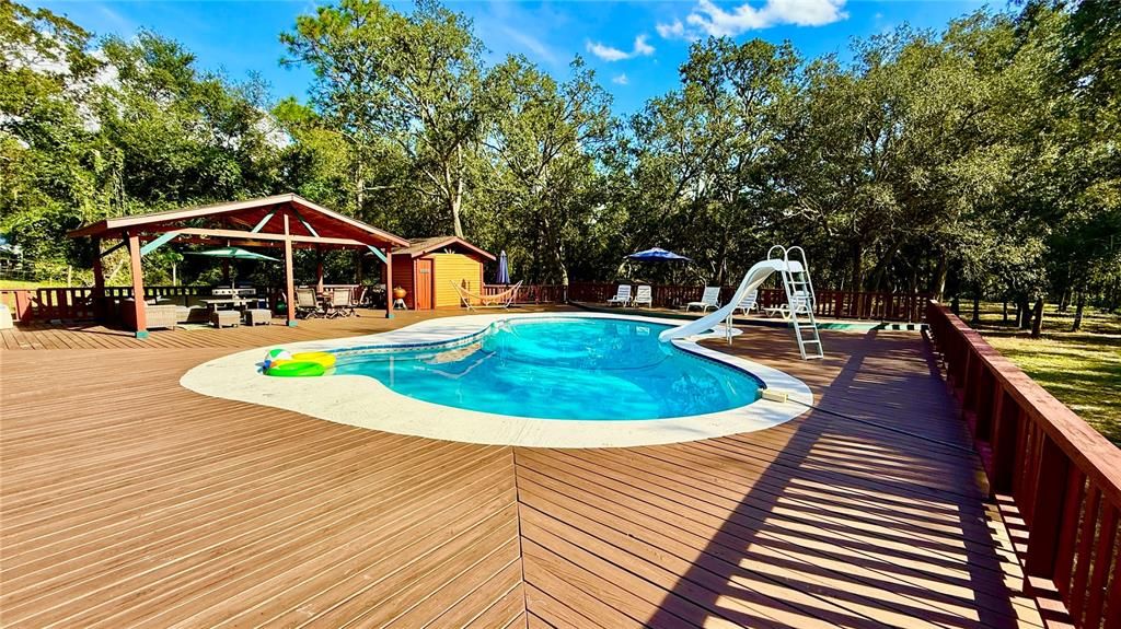 Exterior, Playground, Pool
